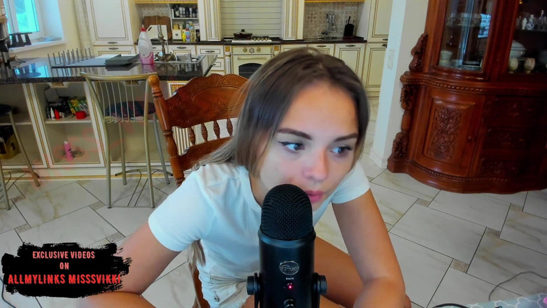 misss_vikki: 마이크를 핥는 Asmr 여대생