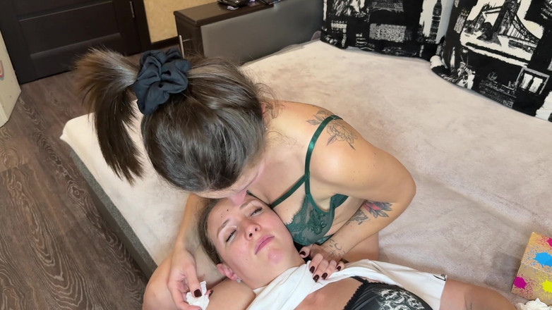 Hottie goddess: Cewek dengan masker bugar lagi bersin di wajahnya - pov