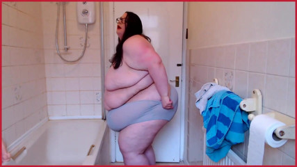 SSBBWLadyBrads: SSBBW Lady Brads przygotowuje się pod prysznic