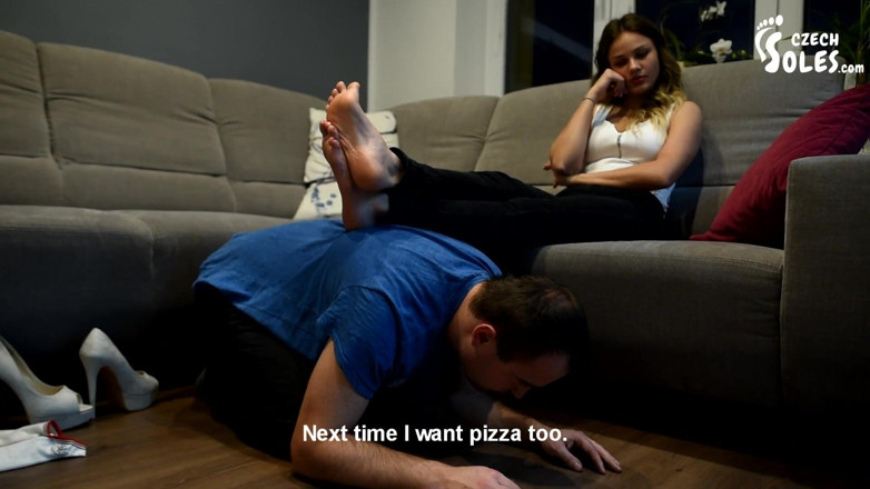 Czech Soles - foot fetish content: Snobby findom godin kwam om te verzamelen wat van haar...
