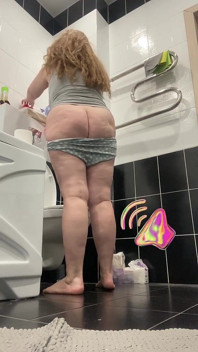 Máma s kalhotkami dole