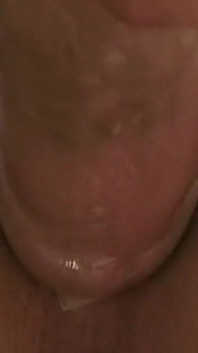 Doyumsuz esmer orta yaşlı seksi kadın aynı anda iki yarağı birden alıyor