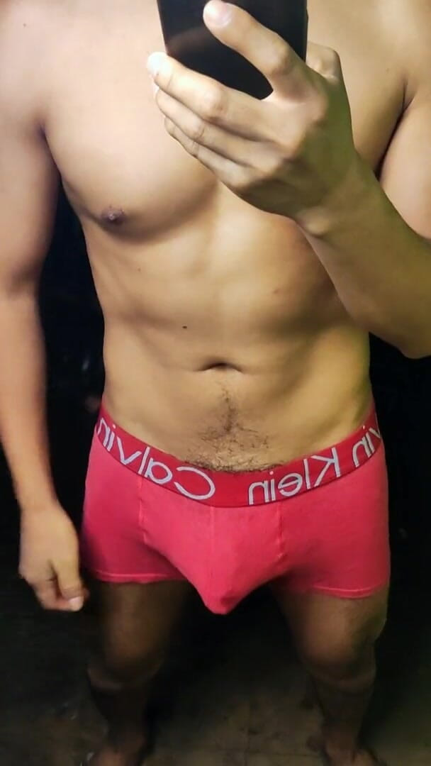 Hornyboy2058: Le envío una foto de un delicioso culo por mensaje,...