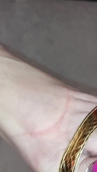Geile oma stript en vingert haar sappige poesje solo