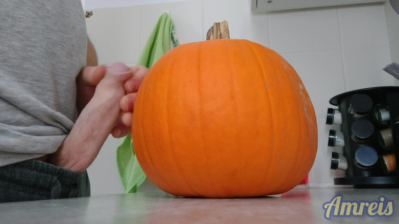 Amreis: Další halloweenský orgasmus. Pulzující a tlustá na dýni.