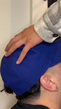 Kijkgat bro Homie zuigt groot onbesneden pik kijkgat