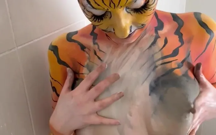 Em Yang: Tiger Bodypaint Shower Solo Play