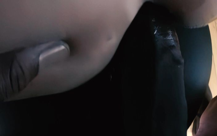 BestPorn85: Melissa Lauren一边舔舐并吮吸一根黑鸡巴，一边看着镜头