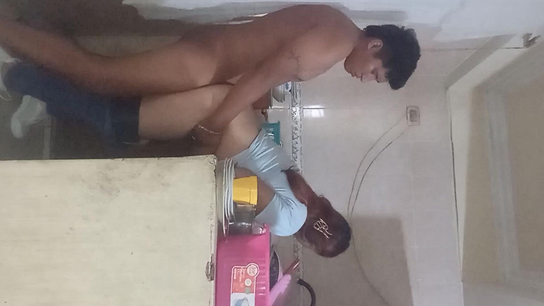 Eatrella j: घरेलू कर्मचारी अपने नियोक्ता के साथ अकेले।