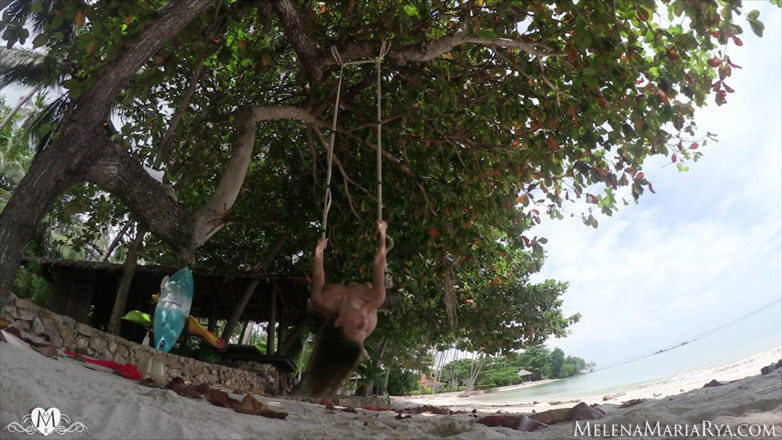 Melena Tara: Seks di Pantai