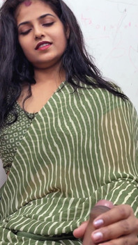Komal Bahut Hi Mood Me Hai Aj Land Pe Baithne Ke Liye