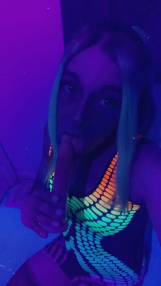 CarmenMelatonin: 자지를 빠는 파티 소녀