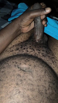 A altas horas de la noche, cachondo peludo hombre africano acariciando polla y libera un montón de semen después de que la dama no se presentara a tener sexo