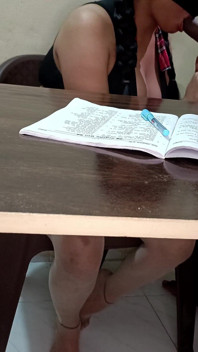 Une étudiante se fait baiser par son prof quand elle n’est pas