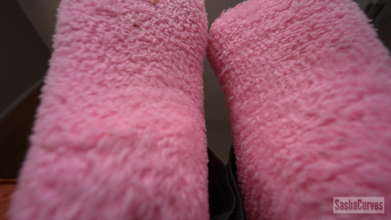 Sasha Curves: Stuck to Giantess Step-stepmom's Socks