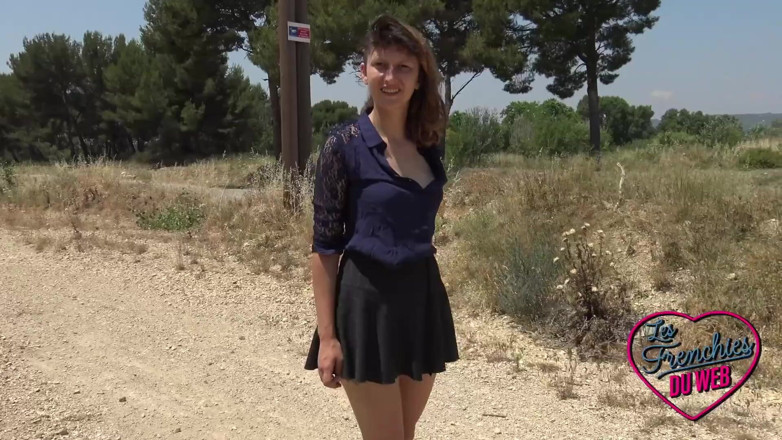 The Frenchies of the web: Melany, un pervers obraznic care este futut de doi tipi