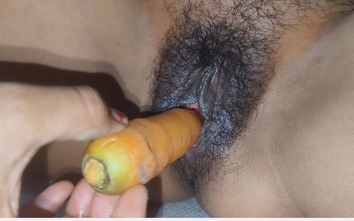 Sex with desi girl: Манджу покладіть моркву в бур вперше. Морква Секс Відео