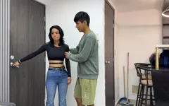 Ayudo a Linda Chica Desconocida Con Su Moto Nueva Y Busco Un Pretexto Para Cogerla En Mi Apartamento.