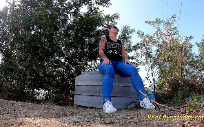 Pee Adventures: Fitness outdoor makes her pee in her collants