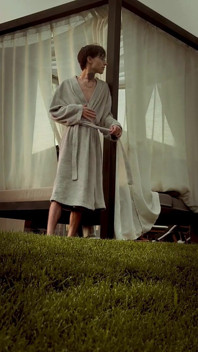 No solo me quito la bata de baño...