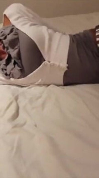 Une Philippine à petits nichons se fait défausser par une énorme bite étrangère