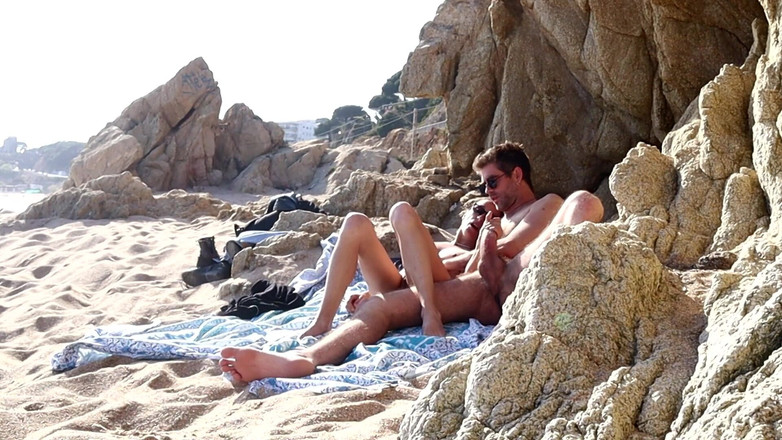 Magia Rosa: Pasangan kepergok berhubungan seks di pantai