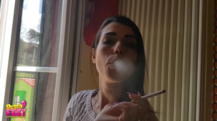 Smokin Fetish: Gorgeous brunette teasing everyone with her smoking