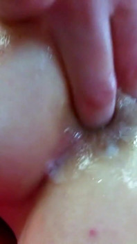 POV-mädchen masturbiert den arsch eines dünnen amerikanischen teenagers mit riesigem spielzeug