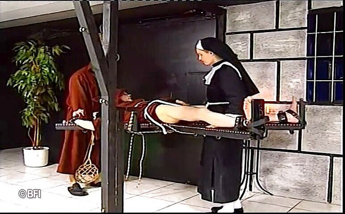 Slave Seks: Pijn voor het bidden