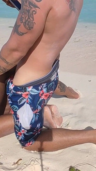 Non Mi Interessa Che Siamo Sulla Spiaggia, Ti Scoperò Ancora Nel Culo Scopando La Figliastra