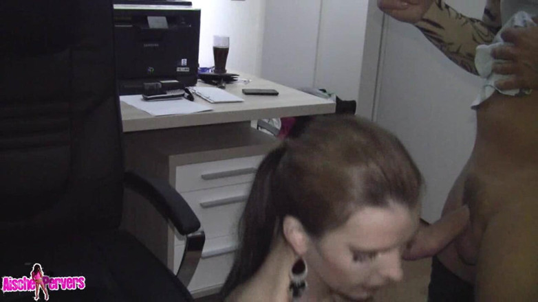 Aische Pervers: 순진한 PC 기술자를 위한 포르노 트랩
