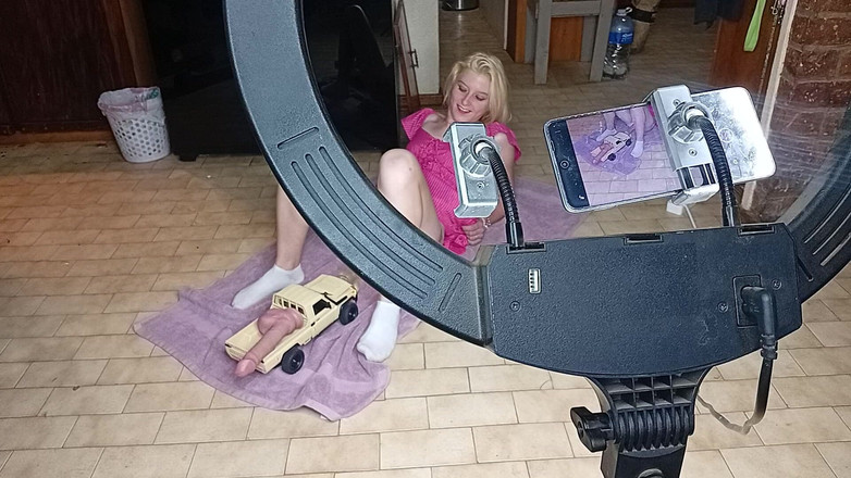 18blondteen: RC auto mit dildofick heiße 19-jährige blonde muschi