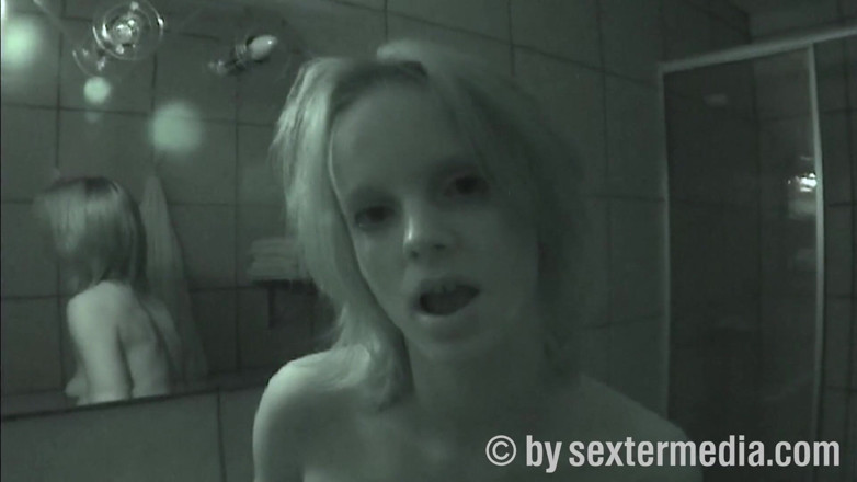 Petty by Sextermedia: Golden shower teenie Petty houdt van pisspelletjes