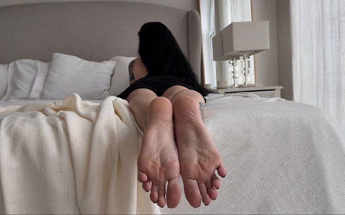 Julia domaina: Tapak cantik saya dalam posisi ini di atas katil, menggaru...