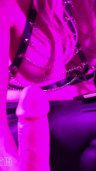 Femdom fun avec le nouveau gode Honeyplaybox !