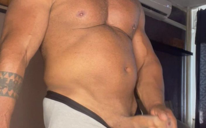 Mr. Guru: Mr Guru trekt zich solo af. Pik van ondergoed. Bodybuilder...