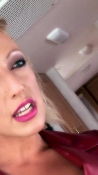 Amante de tetas grandes chupa pezones mientras la folla