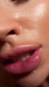 섹시한 몸매에 테디 타란티노가 사정하는 시시 로즈