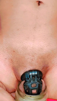Stojąc sika w Chastity Cage