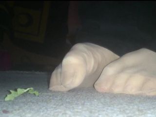 Carmen_Nylonjunge: Mijn geile nylon voeten op de grond