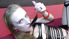 Full porn collection: Perverzní hubené teenagerky Penny a Natalie na bukkake párty