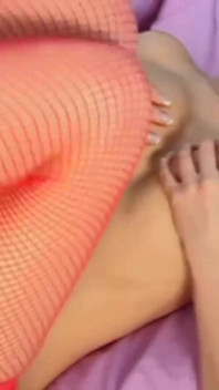 Awek blonde yang memakai jala dapat pancutan mani di kaki