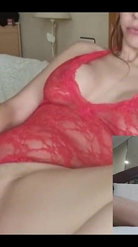 Sa copine l’attrape pendant que je lui fais bander la bite