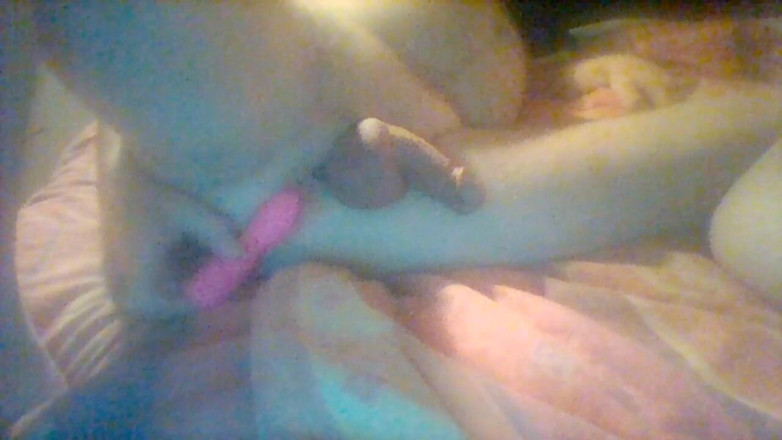 Pellefnatt: Mă joc cu curul meu cu un vibrator în cur