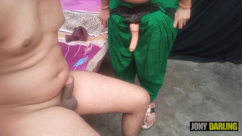 Jony Darling: भारतीय उभयलिंगी पति की डिल्डो के साथ उसकी पत्नी द्वारा चुदाई