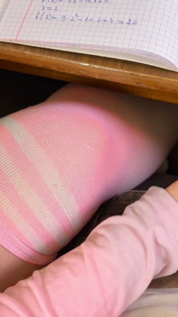 Encore une étudiante qui branle en cours de maths sous la table