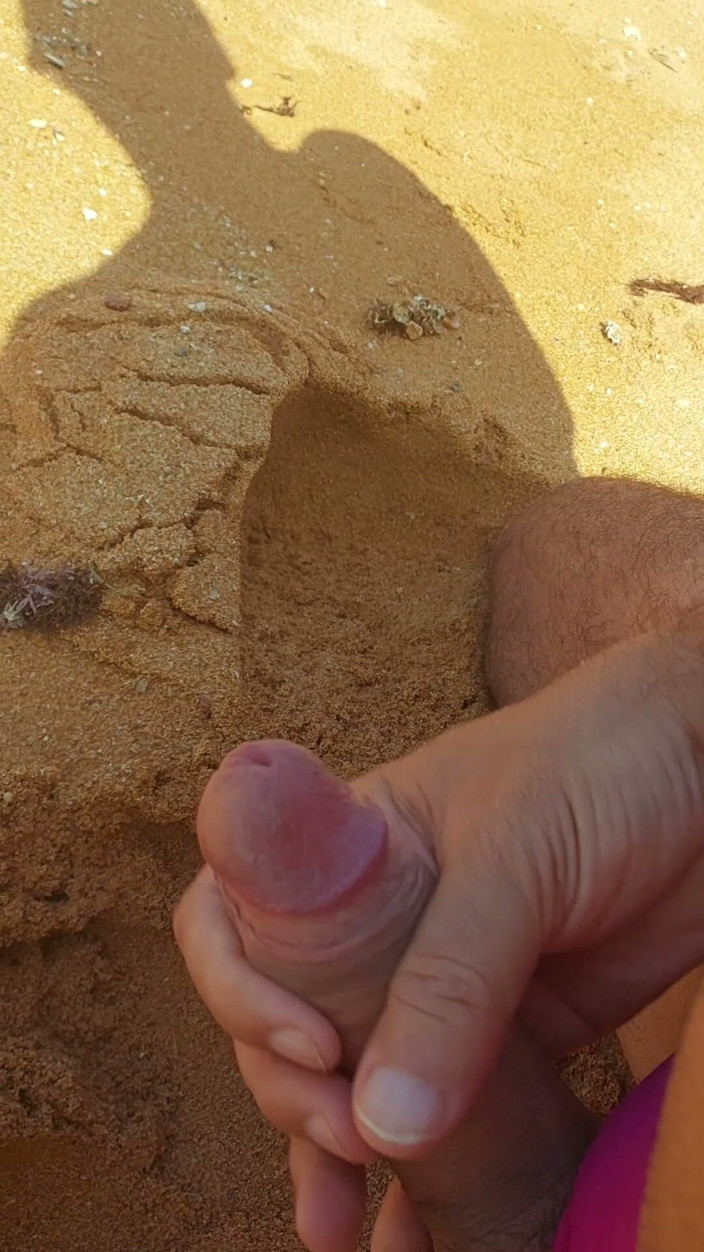Ladysilvas: Ladysilva si masturba il suo cazzo su una spiaggia deserta...