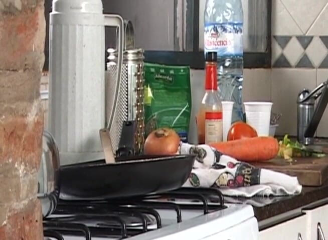 Boys in Disguise: Prueba de lencería en la cocina