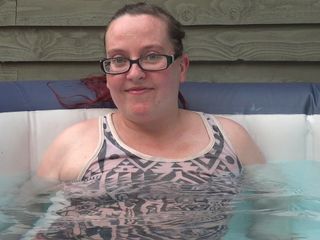 Horny vixen: Одетая в горячую ванну
