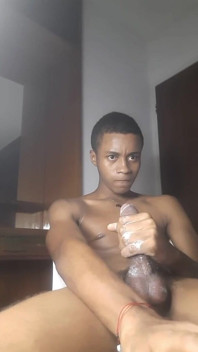 Stream na webové kameře BBC sedí a hladí tlustého černého ptáka se spoustou slin a Lube Black20one